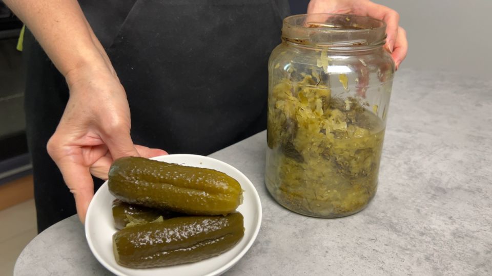 Секреты хранения соленых огурцов: как продлить жизнь вашим закускам