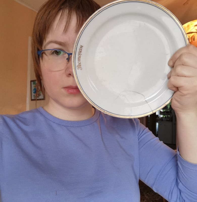 В заброшенном доме Урала обнаружена уникальная ресторанная тарелка из ГДР