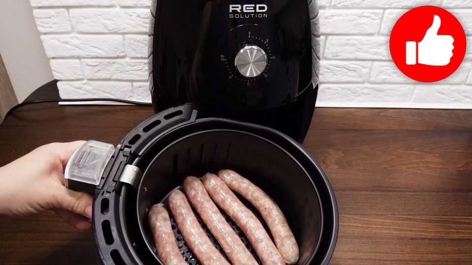 Необычные колбаски на завтрак: жарим в аэрогриле