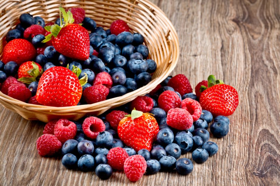 Летние десерты из ягод: вкусно и полезно для всей семьи