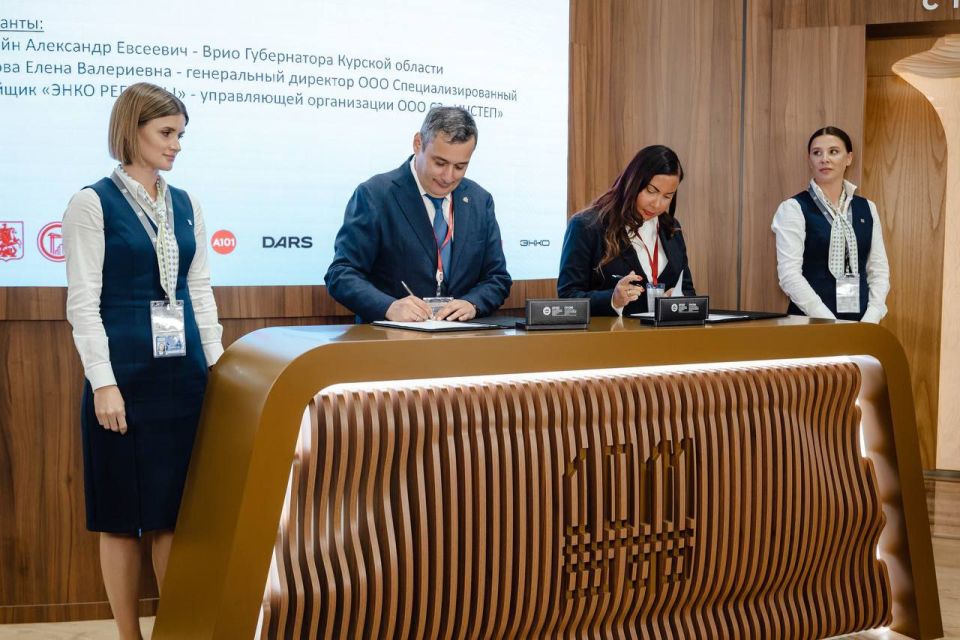 Александр Хинштейн подписал три новых соглашения на ПМЭФ-2025