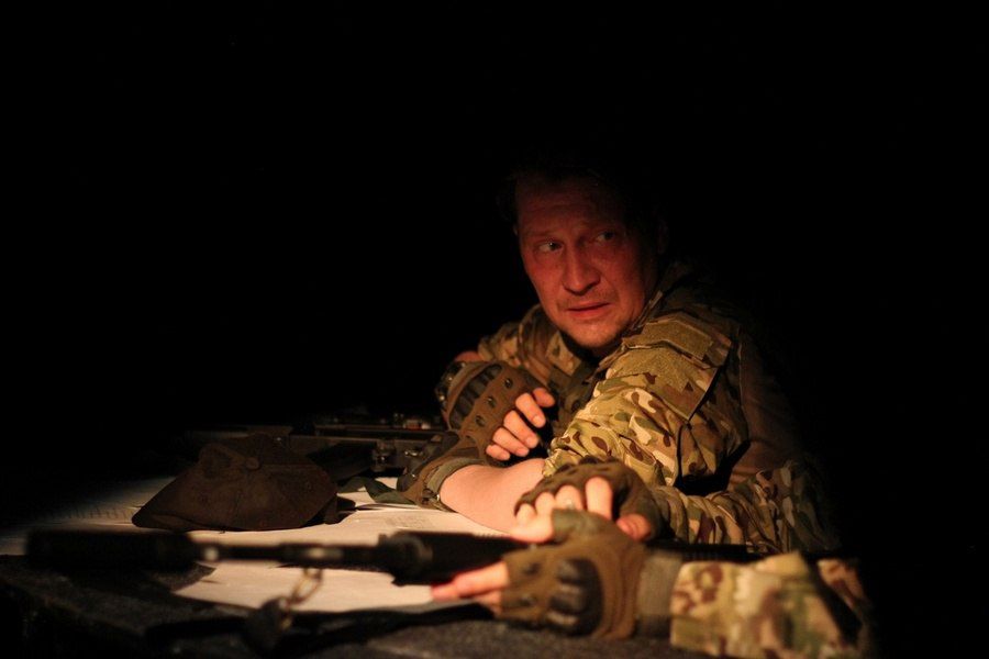 Спектакль «Как я остался человеком» по пьесе курского драматурга Александра Демченко увидят зрители Ханты-Мансийского автономного округа