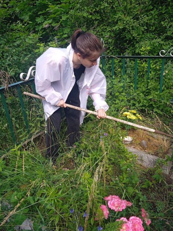 Тимуровцы первичного отделения Михайловской школы провели уборку мест захоронения ветеранов Великой Отечественной войны