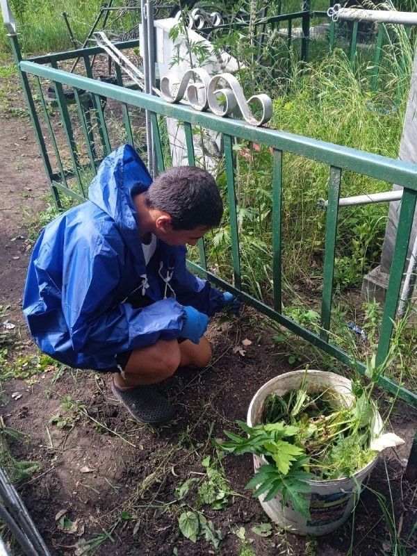 Тимуровцы первичного отделения Михайловской школы провели уборку мест захоронения ветеранов Великой Отечественной войны