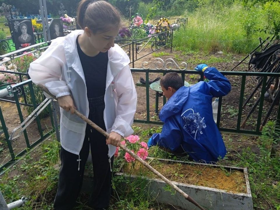 Тимуровцы первичного отделения Михайловской школы провели уборку мест захоронения ветеранов Великой Отечественной войны