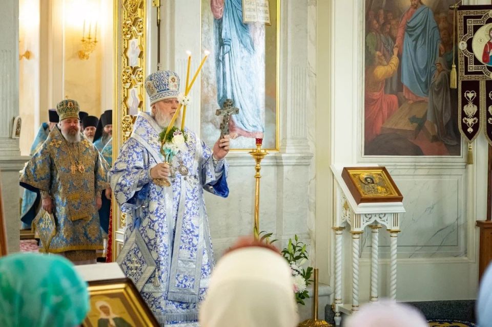 В стенах Воскресенского храма началось совершение Божественной литургии