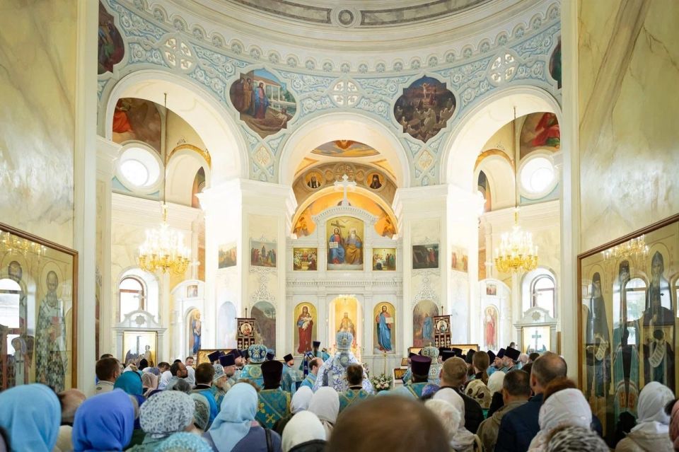 В стенах Воскресенского храма началось совершение Божественной литургии