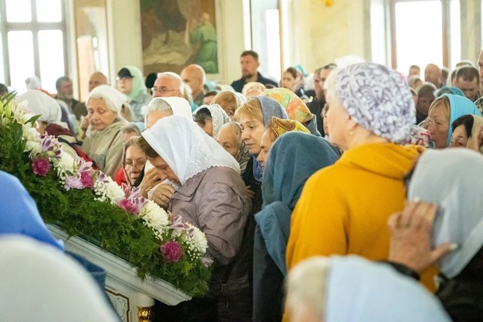 В стенах Воскресенского храма началось совершение Божественной литургии
