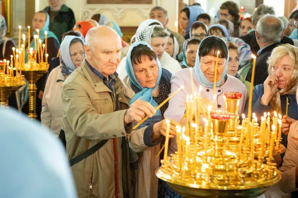 В стенах Воскресенского храма началось совершение Божественной литургии