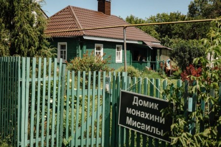 «Настоящее место силы!». Александр Хинштейн побывал у матушки Мисаилы в деревне Муравлёво Курского района