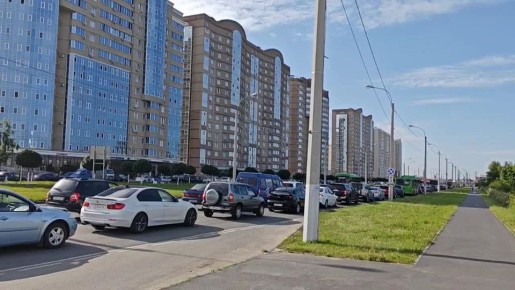 Весь проспект Дериглазова этим утром стоит в большой пробке, которая растянулась вплоть до Карла Маркса