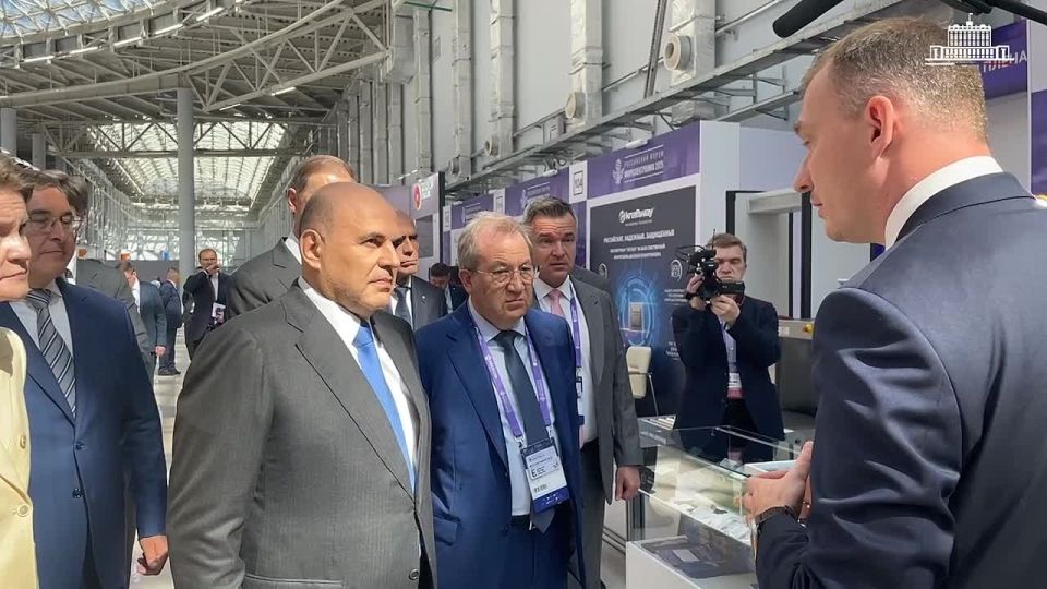 Михаилу Мишустину представили передовые научные решения в области микроэлектроники на форуме в «Сириусе»