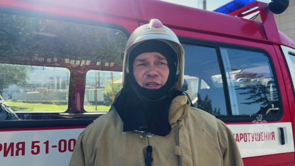 В тушении от МЧС России задействованы 20 человек, 4 единицы техники