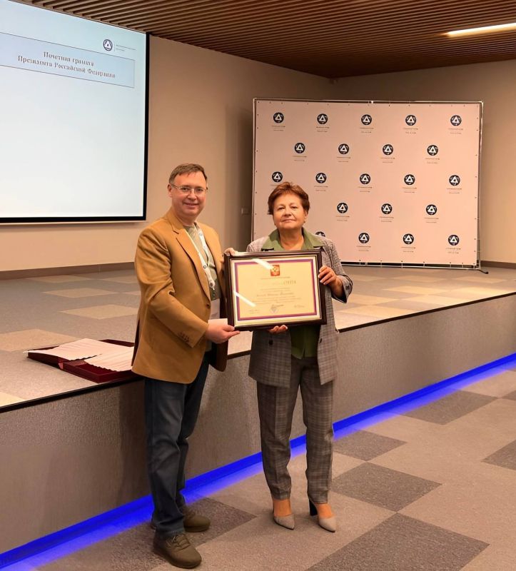 В предверии праздника Дня работника атомной промышленности главный бухгалтер Курской АЭС Светлана Занина награждена Почетной грамотой Президента Российской Федерации