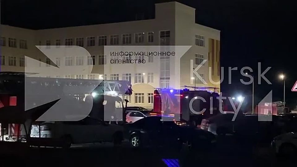 Нам пишут: В районе дома 70 по улице Клыкова в Курске, вблизи школы, наблюдается скопление пожарных машин и автомобилей скорой помощи