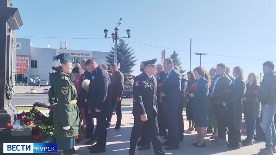 Дань памяти. На мемориальном комплексе "Курская дуга" проходит возложение цветов, посвящённое 993-летию Курска