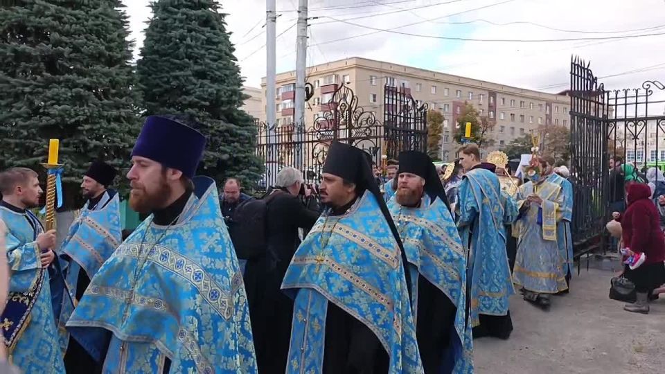 У Воскресенского храма Знаменского монастыря губернатор Курской области Александр Хинштейн, и.о. главы города Сергей Котляров, председатель КГС Владимир Токарев и митрополит Курский и Рыльский Герман встретили икону Божией...