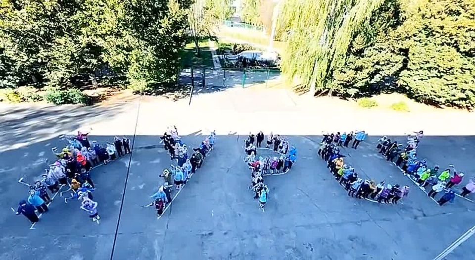 Яркое поздравление любимому городу подарили ученики школы № 55