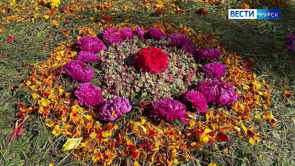 Крестный ход. Наше время. Ещё одна традиция Крестного хода — дорогу до врат Коренной пустыни устилают цветами