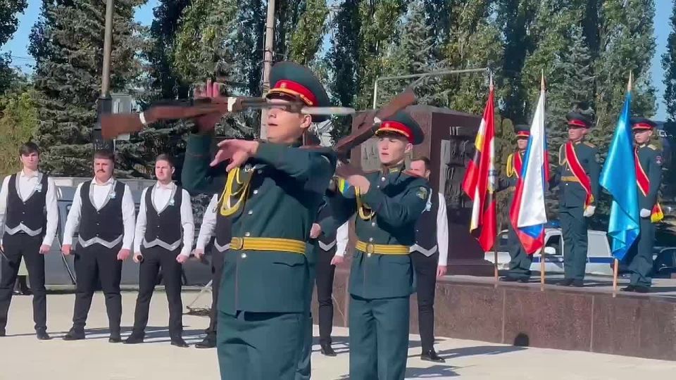 Партийцы возложили цветы в честь Дня города на мемориальном комплексе «Курская дуга»