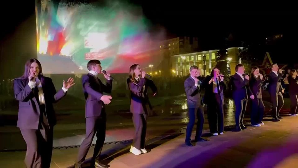 На Театральной площади куряне посмотрели световое шоу на фонтане, прошедшее в рамках празднования Дня города