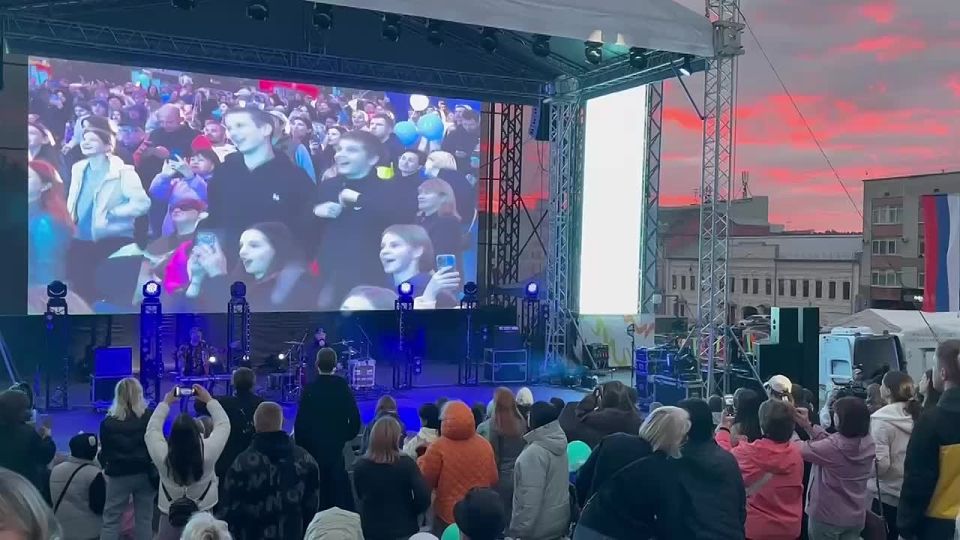 Куряне продолжают отмечать День города на праздничном концерте на Полугоре