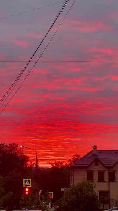 Второй день подряд куряне могут наблюдать невероятной красоты закат, когда небо окрашивается в алый цвет
