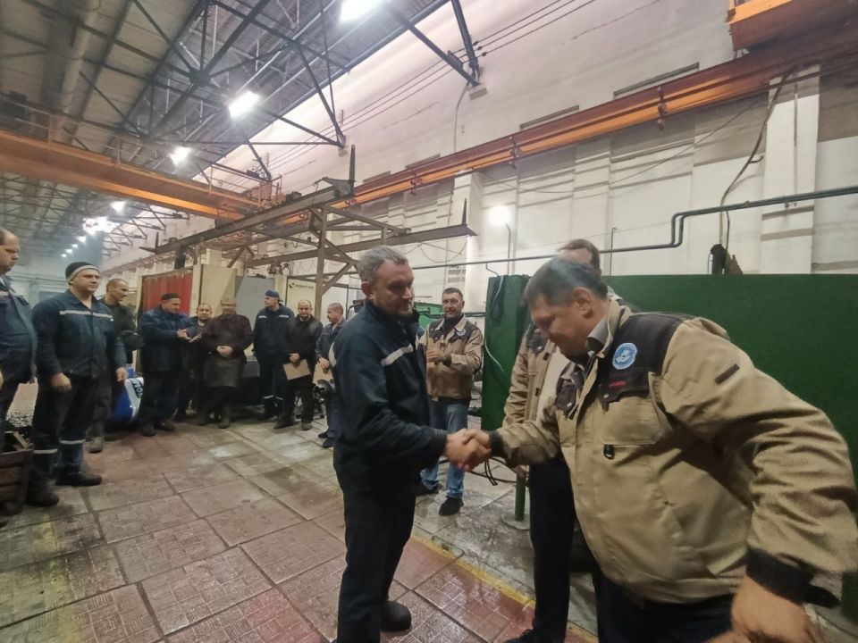 Сегодня, в преддверии профессионального праздника - Дня машиностроителя - и 140-летия со дня образования АО"Геомаш", заводчане принимали поздравления от генерального директора Сергея Гузакова и его заместителей по...