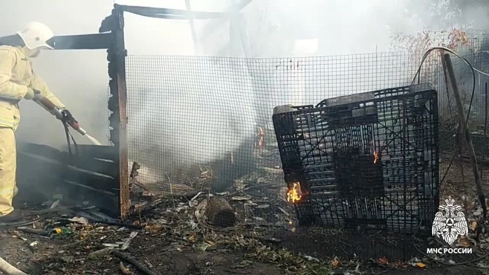 В Фатеже потушен пожар на подворье