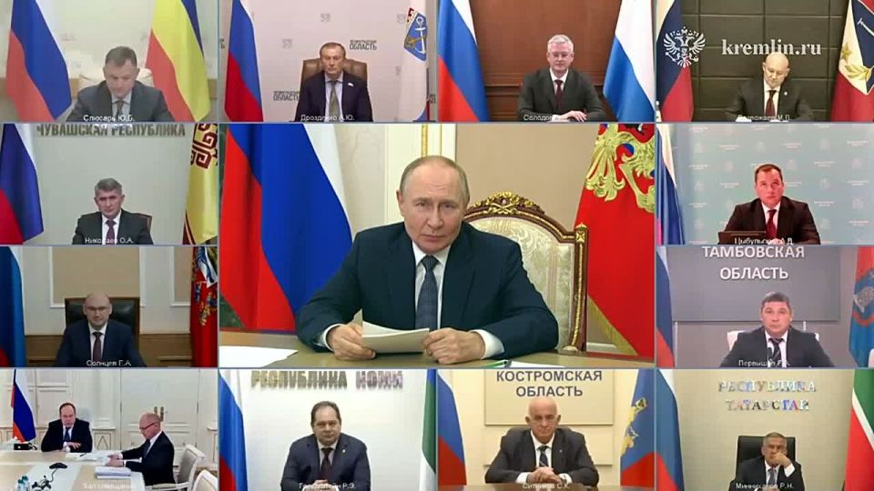 Президент по видеосвязи проводит встречу с избранными главами регионов