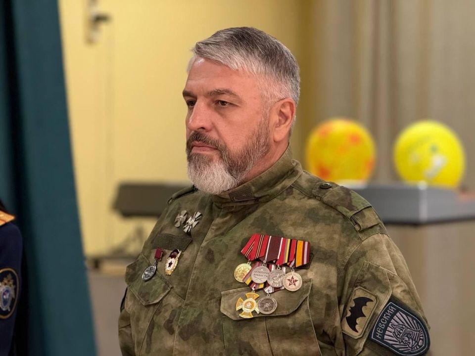 В Курске в рамках Всероссийской акции памяти павших воинов России «Дни белых Журавлей» при содействии СК России боец специальной военной операции провел «Урок мужества» для кадет ведомства