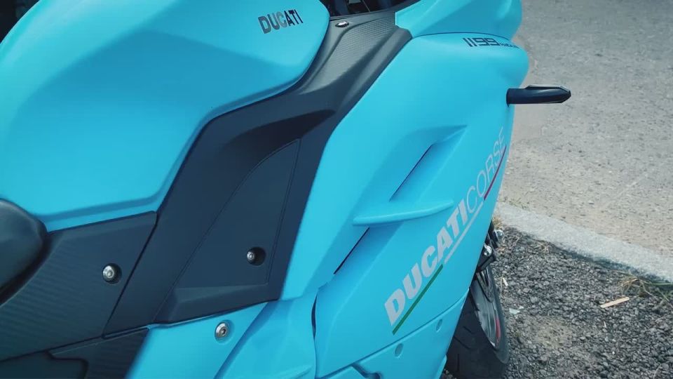 Сегодня по Полугоре прошла выставка ретро и современных мотоциклов и автомобилей