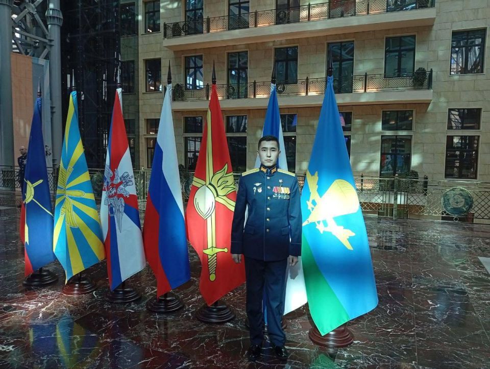 Поднявший флаг над Суджей боец из Бурятии получил звезду Героя России