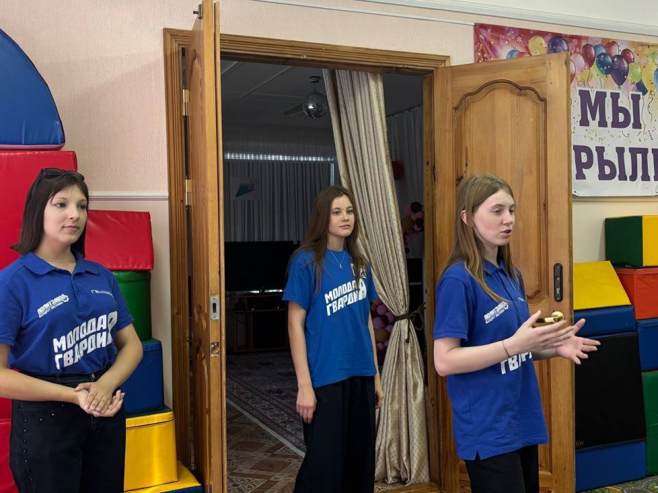 Молодогвардейцы поздравили воспитателей с профессиональным праздником