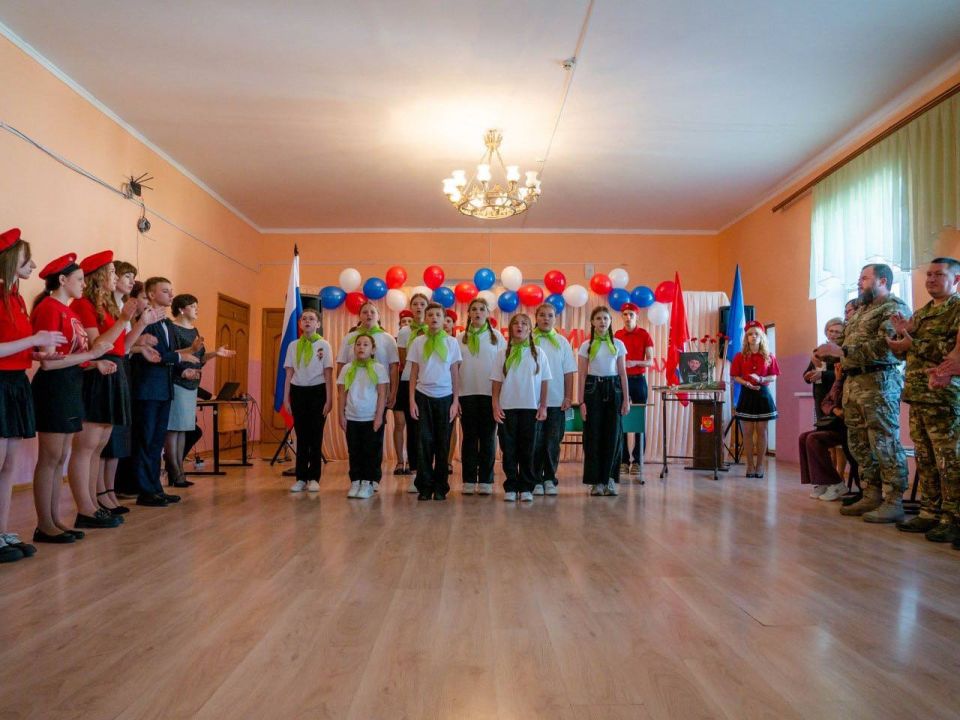 Единороссы открыли Парту Героя льговчанину, добровольцу отряда «БАРС- Курск», участнику СВО Виктору Косоголову