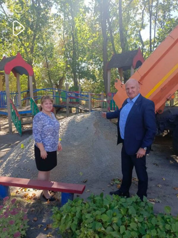 Депутат обновил песок на площадке детского сада №80