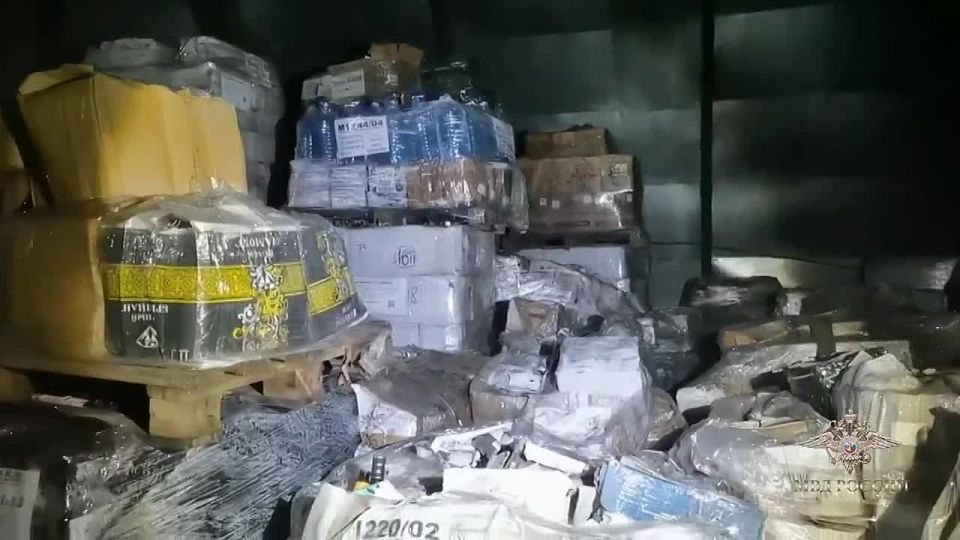 Новости к этому часу:. Установлен предполагаемый источник распространения некачественного алкоголя в Ленинградской области, в результате употребления которого погибли люди, сообщила официальный представитель МВД РФ Ирина Волк