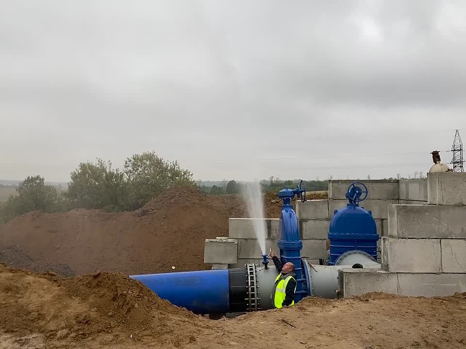 В Дмитриевском районе завершена замена аварийного участка водовода