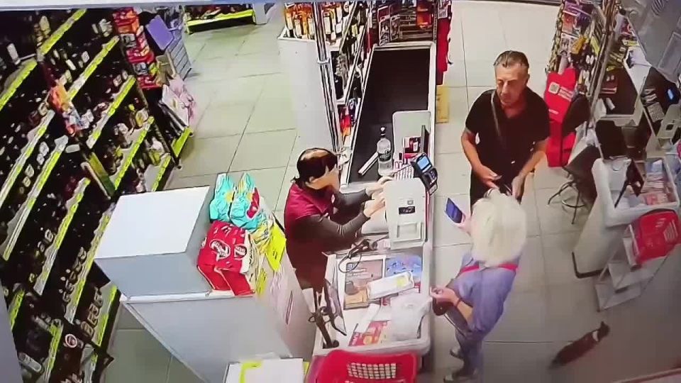 Северо-Западным отделом полиции разыскивается мужчина, причастный к хищению более 20 тысяч рублей с утерянной карты