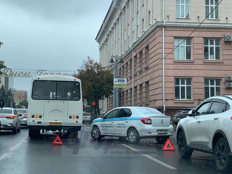 В центре Курска столкнулись автобус и машина охранного предприятия