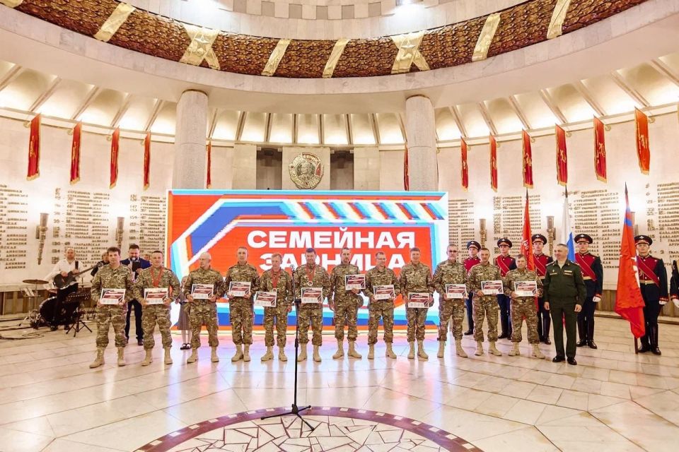 Юрий Астахов: Дорогие земляки! Поздравляю семью Мартыновых из нашего славного города Щигры с блестящей победой в финале Всероссийской игры «Семейная зарница»! Выступили они в составе сборной «Ахтуба» и принесли нашей...