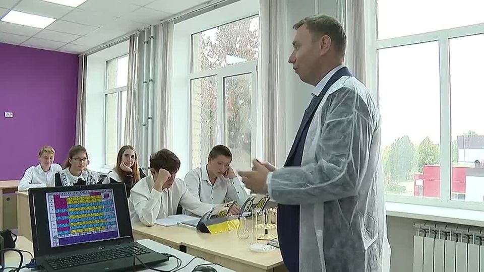 «Нахимичил» до полуфинала. Педагог Касторенской школы №1 Андрей Парамонов — участник четвертого сезона телешоу "Классная тема", созданного по поручению президента