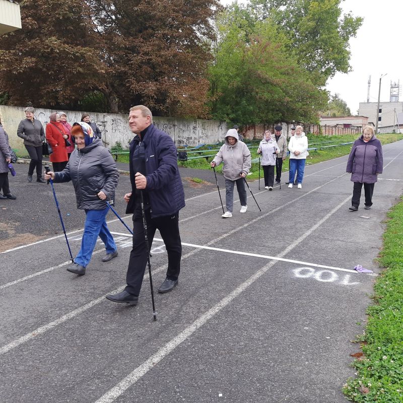 В рамках празднования Международного дня пожилого человека на стадионе города Дмитриева прошло уникальное спортивное мероприятие под названием «10000 шагов к здоровью»