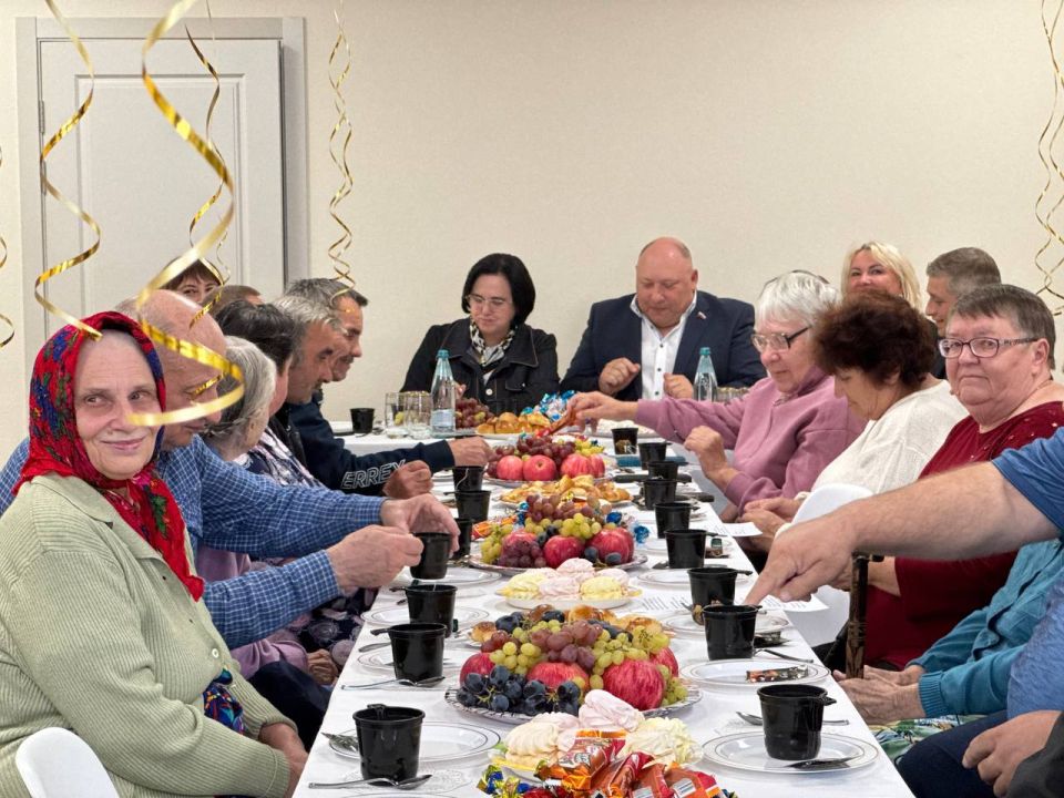 В Курске отметили День пожилого человека с переселенцами из приграничья