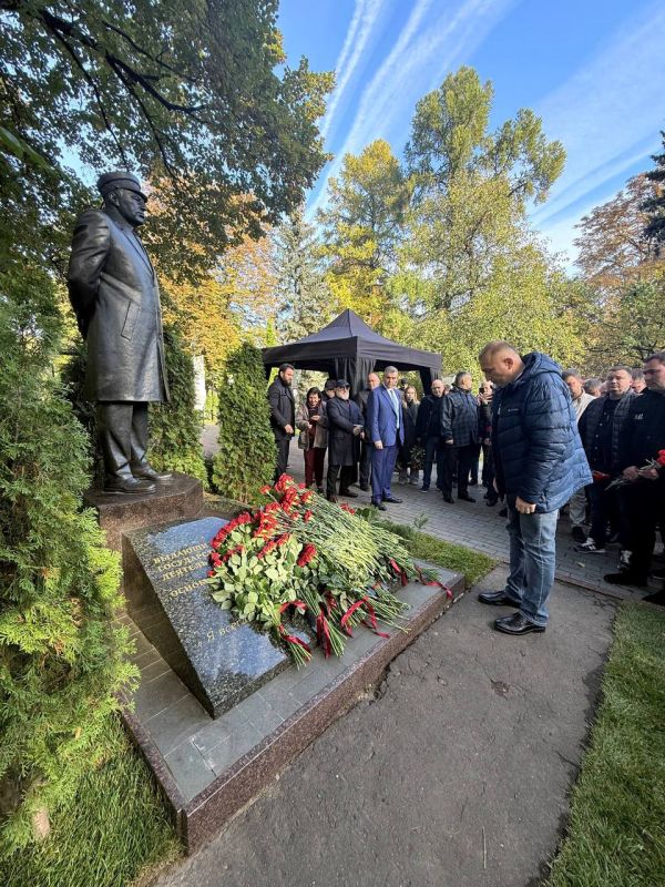 Алексей Томанов: Сегодняшним утром посетили могилу Основателя ЛДПР Владимира Жириновского, приняли участие в молебне об упокоении и возложили цветы