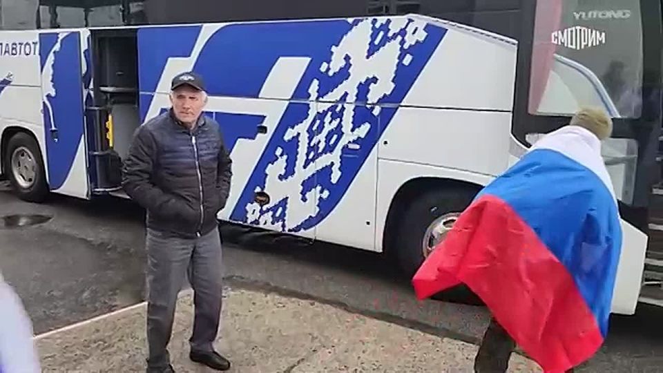 Кадры с нашими военными, возвращенными из плена