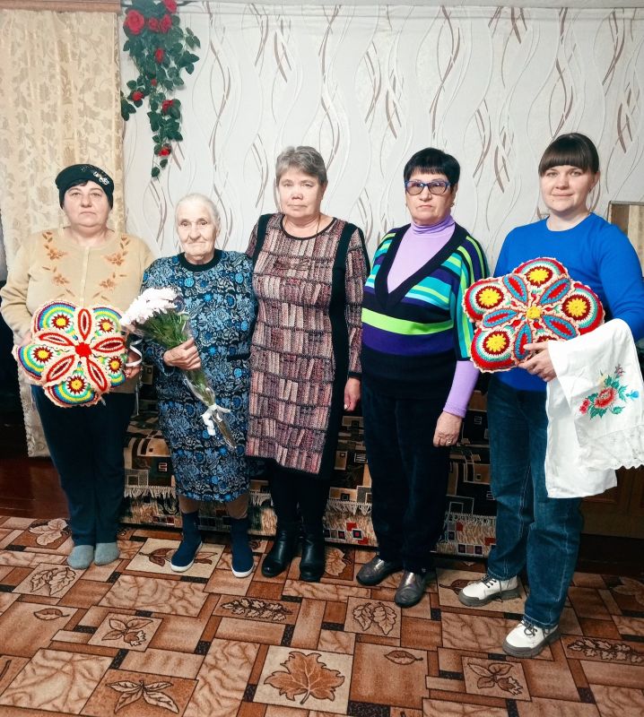С 85-летним юбилеем сотрудники комплексного центра социального обслуживания Октябрьского района поздравили получателя социальных услуг Маслову Валентину Семеновну