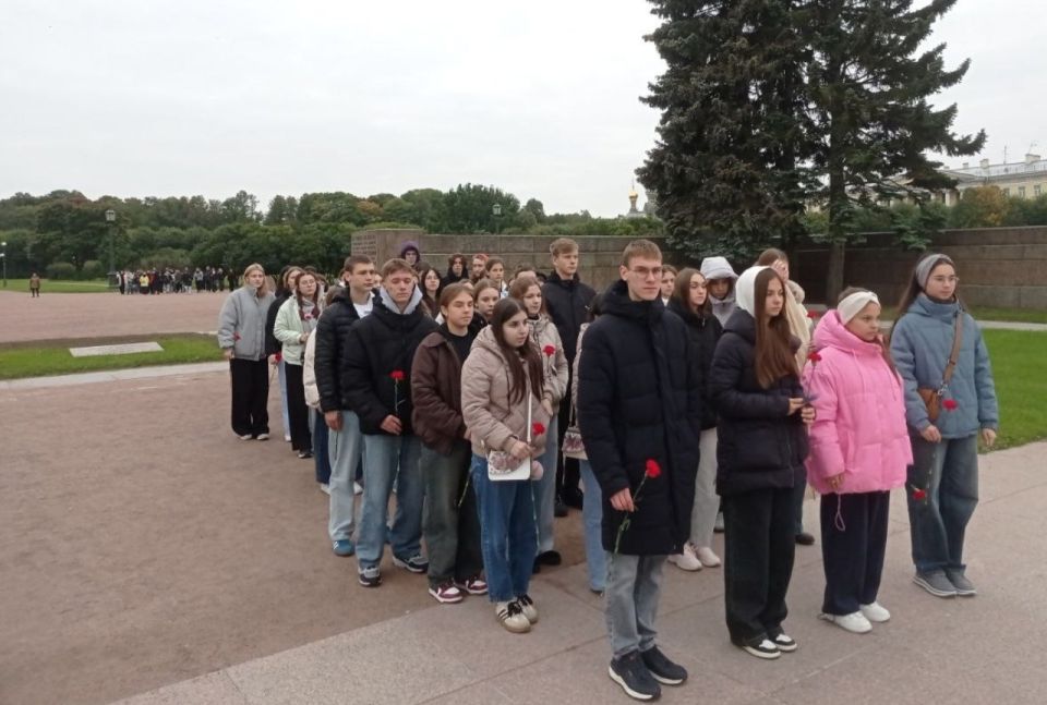 Курск в Санкт-Петербурге. Помните, мы рассказывали, как больше сотни крутых ребят из Курской области рванули в Питер по проекту «Больше, чем урок» от Росмолодёжи и «Больше, чем путешествие»? Так вот, они не теряют времени...