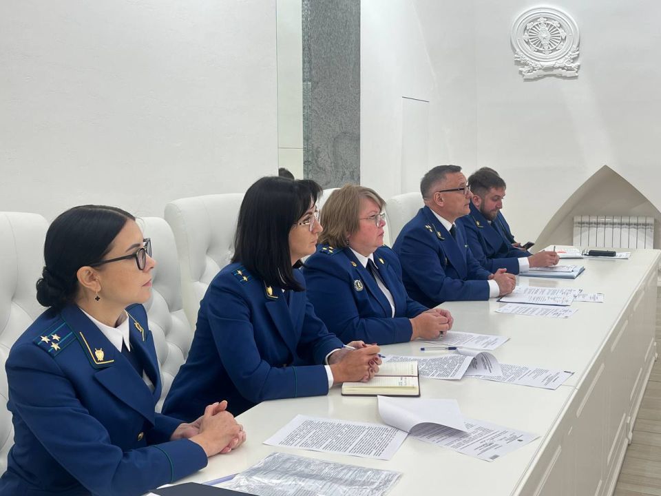 В прокуратуре Курской области под председательством первого заместителя прокурора области Сергея Лубенца состоялось заседание аттестационной комиссии