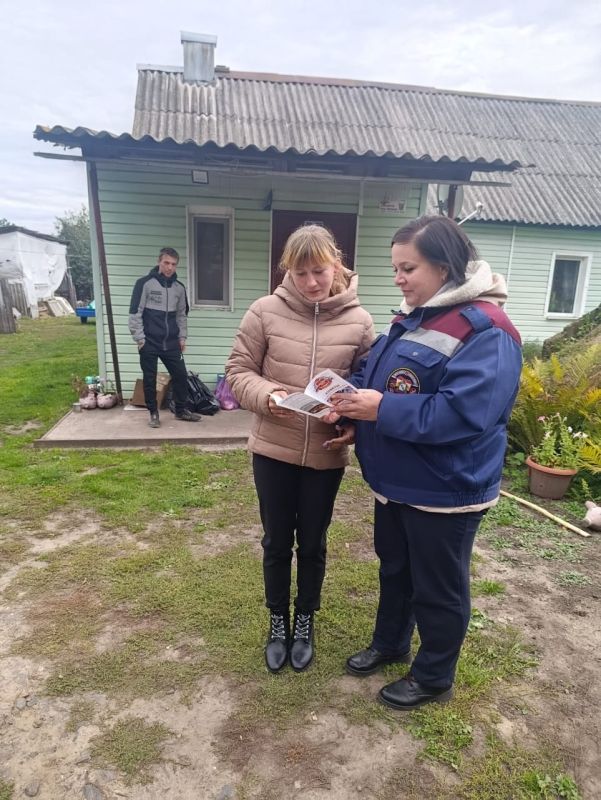 В Верхне-Смородинском сельсовете инструктор Противопожарной службы Поныровского района Анжелика Бирюкова провела профилактический рейд для повышения осведомленности населения о пожарной безопасности